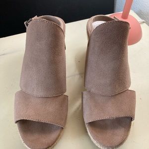 Vince Camuto Women’s Wedge; Size 8; Taupe color; Three inch heel, 3/4” platform.